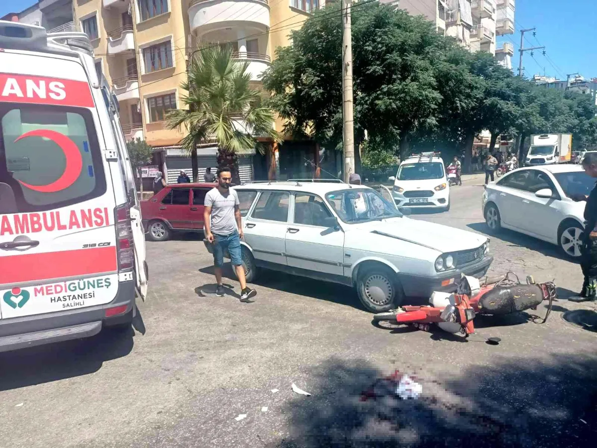 Manisa'da otomobil motosikletle çarpıştı: 3 yaralı